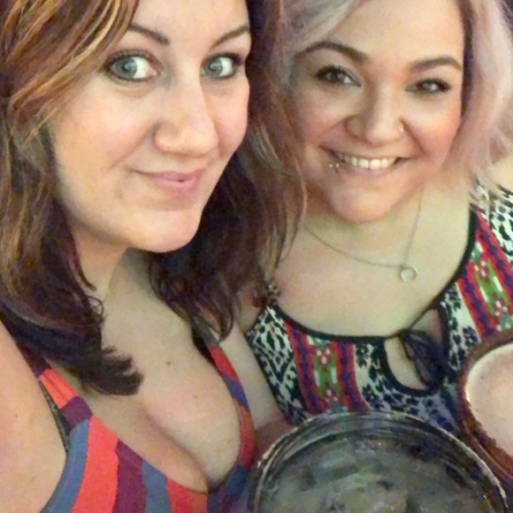 Meet your posher, Nicole! 🤙🏻💁🏼♀️ - Picture 3 of 5